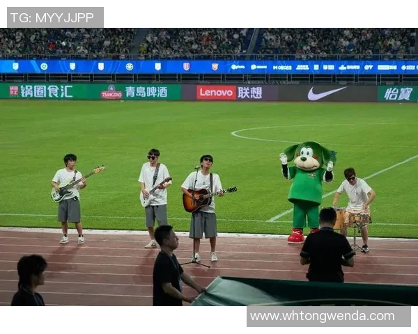 打向看台的足球明星背后的故事与球迷的热情碰撞 打向看台的足球明星背后的故事与球迷的热情碰撞